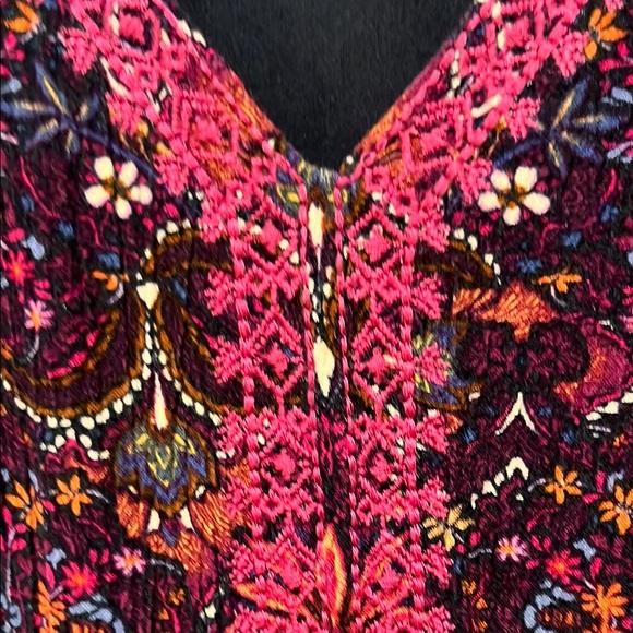 Bohemian Floral Dress with V-Neck - Picture 3 of 7